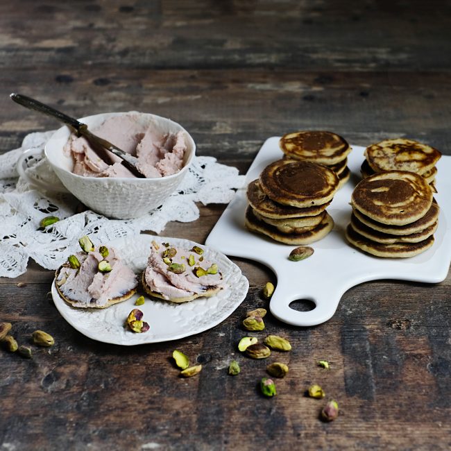 Blinis con mousse di mortadella e pistacchio