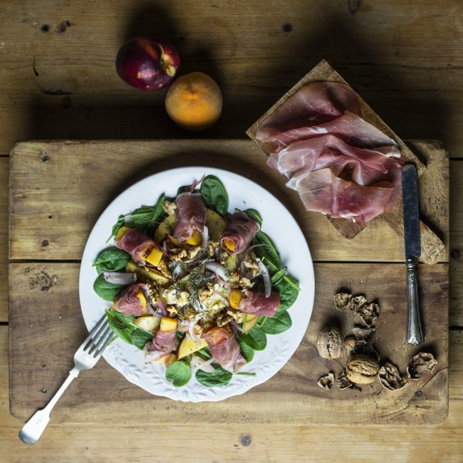 Insalata di pesche e prosciutto con vinaigrette aromatica