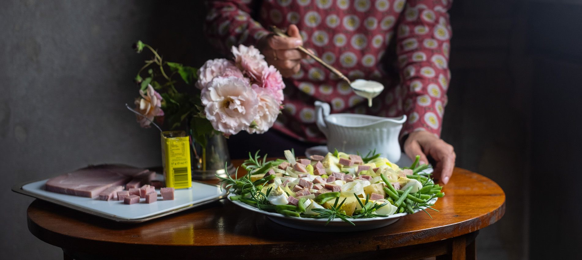 Insalata niçoise di patate, fagiolini, uova, prosciutto cotto con ...